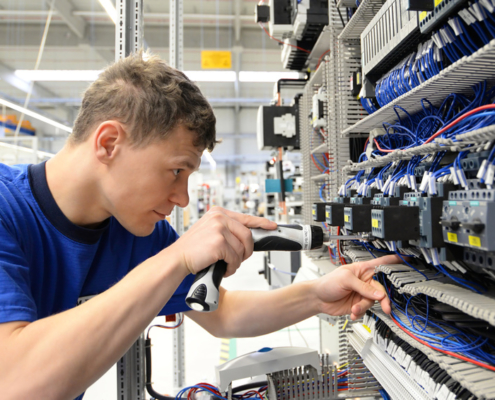 Montage von Schaltschrnken // Installation in HiTech factory